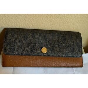 Michael Kors Wallet Credit Card holder Case with zipper for cash in the back